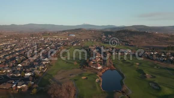 从高尔夫球场俯瞰俄勒冈州雄伟的山脉视频的预览图