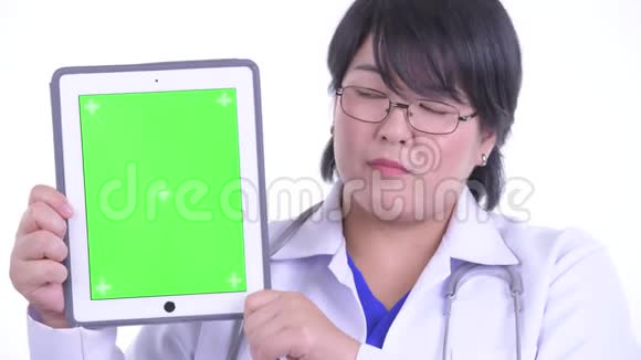 一位快乐超重的亚洲女医生数码平板电脑视频的预览图