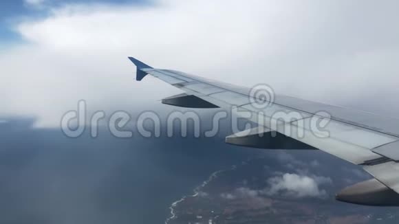 4k飞机机翼在阴天飞越加利福尼亚海岸视频的预览图