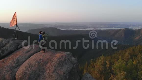 一个年轻的父亲带着他的小儿子缓慢地爬上山顶家庭在西伯利亚旅行视频的预览图