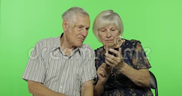 老年男女使用智能手机进行视频聊天铬键视频的预览图
