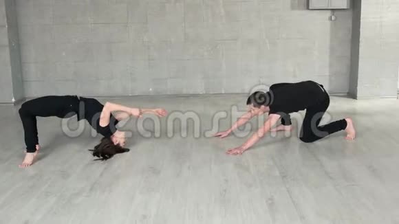现代风格的舞者在工作室锻炼视频的预览图