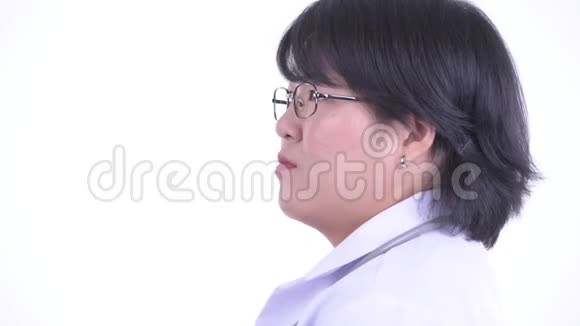 快乐超重的亚洲女医生微笑的特写镜头视频的预览图