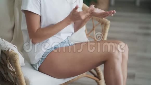 闭上女人的双手在她的腿上涂上抗细胞乳膏视频的预览图