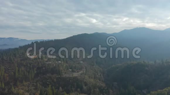 4k鸟瞰一座山后面有房子和雄伟的山脉视频的预览图