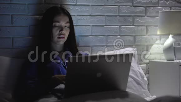 疲劳的女人在家工作到很晚服用头痛药刺激疲劳视频的预览图