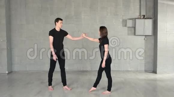 舞蹈伙伴训练现代舞视频的预览图