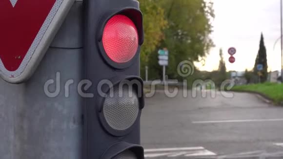 在繁忙路口设置红色红绿灯视频的预览图