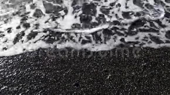 摄像机从岩石海滩上的海浪中回放视频的预览图