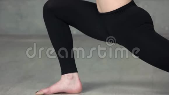 一位女子运动员做伸展运动视频的预览图