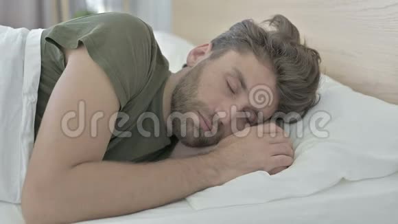 睡觉时在床上头痛的年轻人的特写镜头视频的预览图