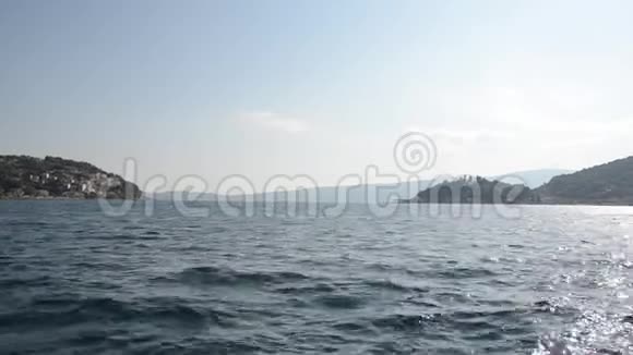 在美丽的蓝海海湾和山脉上乘船观光乘坐渡船旅行游轮度假视频的预览图