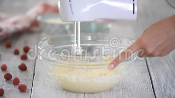 专业的面包师在一个碗里为蛋糕或糕点打奶油视频的预览图