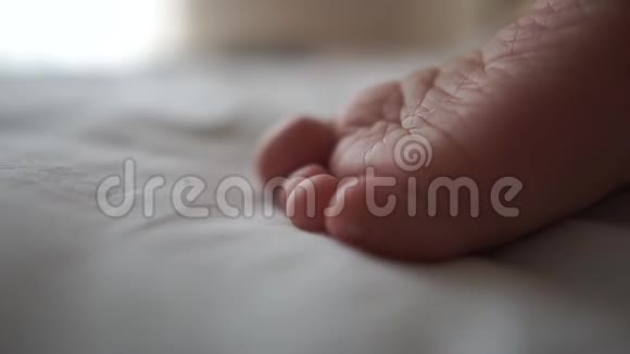 小宝宝的脚被近距离射击他慢动作躺在床上视频的预览图