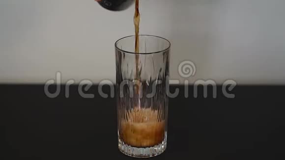 短片显示饮料被倒入一个玻璃白色黑色背景视频的预览图