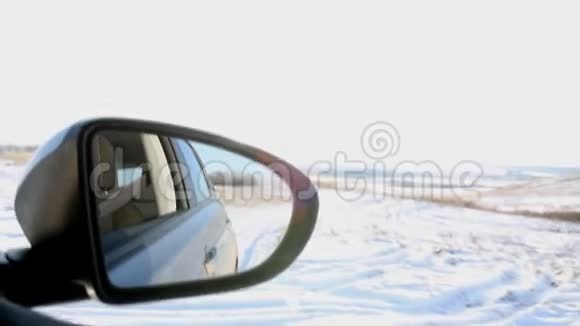 开车穿过空旷的道路专注于镜子视频的预览图