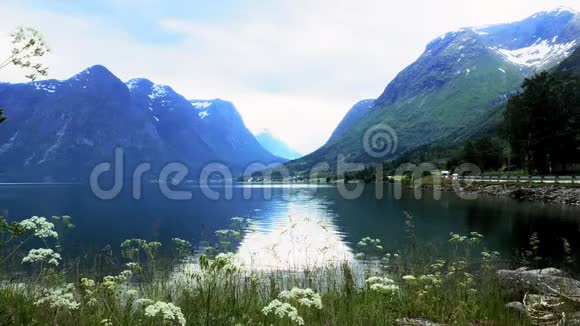挪威索格奥格峡湾县奥普斯特林的山景和湖景和交通视频的预览图