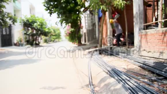 在越南的建筑区蓝领工人在阳光下带砖一位年轻女性视频的预览图