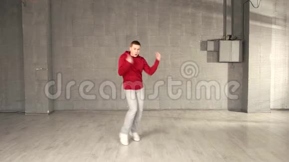 穿红色毛衣的少年正在跳嘻哈舞视频的预览图