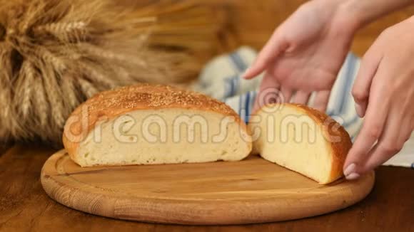 特写贝克正在控制一个新鲜烘焙面包面包生产视频的预览图