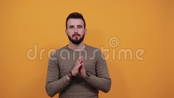 和平的白种人双手并拢祈祷看着镜头视频的预览图
