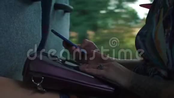 乘客女孩乘坐公共汽车使用智能手机视频的预览图