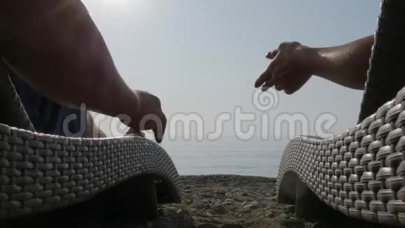 快乐的一对夫妇在两个阳光明媚的海滩上牵手视频的预览图