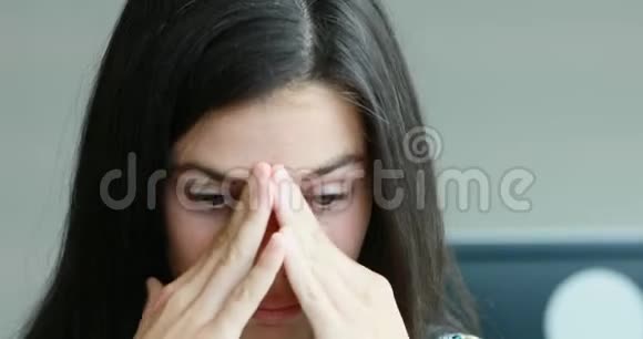 女人揉着她疼痛的头视频的预览图