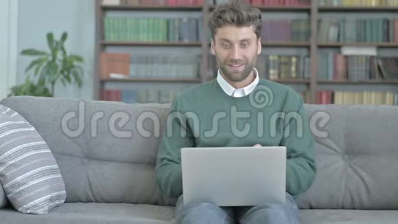 年轻人在工作时感到自己的笔记本电脑被打败了视频的预览图
