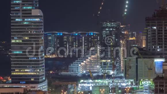 迪拜媒体城市摩天大楼和建设地点棕榈朱美拉夜间时间推移迪拜阿拉伯联合酋长国视频的预览图