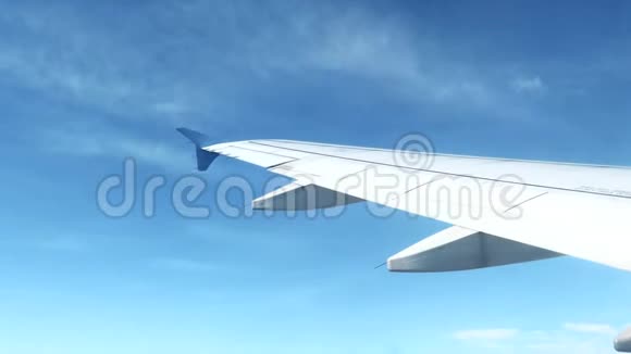 在墨西哥北部的一个城市和山区飞行的飞机机翼视图视频的预览图