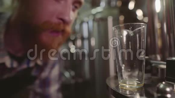 关闭男性啤酒厂测试啤酒在啤酒厂4k小企业概念视频的预览图