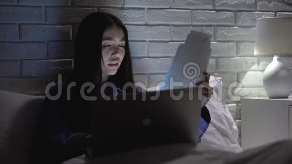 亚洲女人在卧室里忙着完成工作报告错过了最后期限视频的预览图