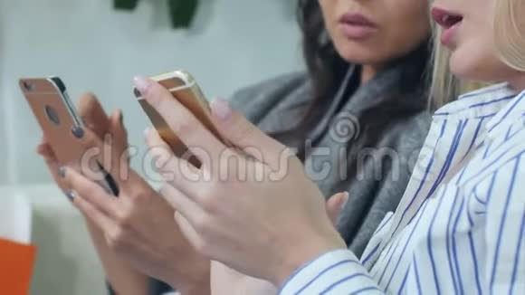 女人手拿智能手机女人说话视频的预览图