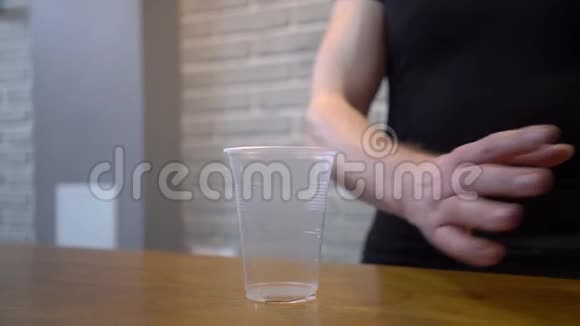 男性环保主义者零浪费拒绝使用塑料杯视频的预览图
