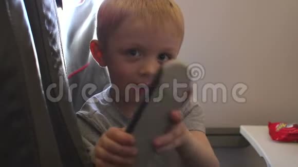 一个小男孩从飞机的窗户往外看视频的预览图