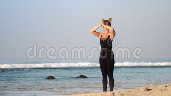 有太空包的女性会改变沙滩瑜伽姿势视频的预览图