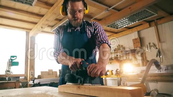 木头是由工匠用一个慢动作的拼图来加工的视频的预览图