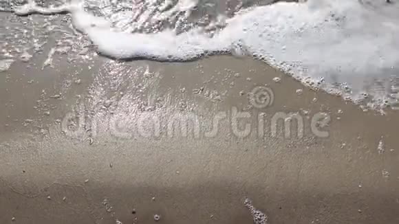 旅行和假期黑海防波堤附近美丽的蓝色海浪的镜头视频的预览图