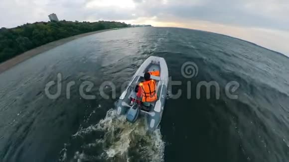 船夫在水上充气船上驾驶人在摩托艇上漂浮视频的预览图