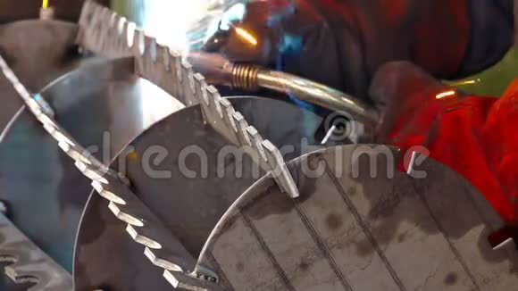 焊接金属工艺视频的预览图