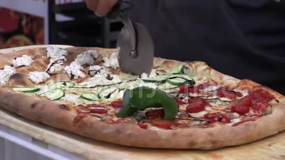 意大利厨师用山羊奶酪西葫芦和新鲜番茄切片手工传统披萨视频的预览图