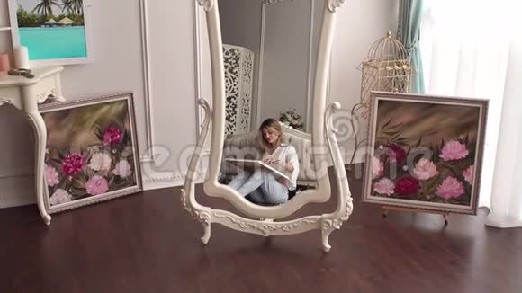 少女画在卧室里坐在地板上映在镜子里视频的预览图