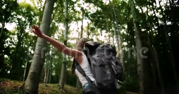 女游客绕着欣赏森林旋转视频的预览图