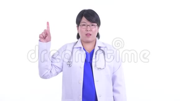 快乐超重亚洲女医生指出视频的预览图