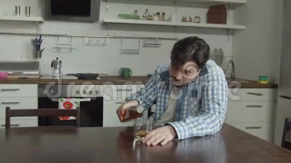 坐在餐桌上喝酒的男人视频的预览图