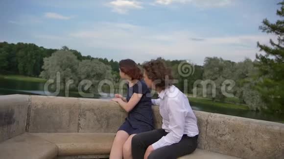 两个相爱的年轻人在石凳上拥抱视频的预览图