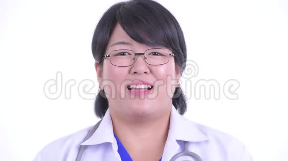 快乐超重亚洲女医生的脸视频的预览图