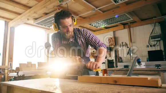 木匠用拼图锯木头的慢动作视频的预览图