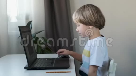在电脑上工作编程学习或玩耍的男孩视频的预览图